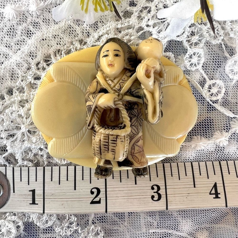 Vintage Japanese Netsuke Style Resin Mother & Child Figures - Picture 6 of 11